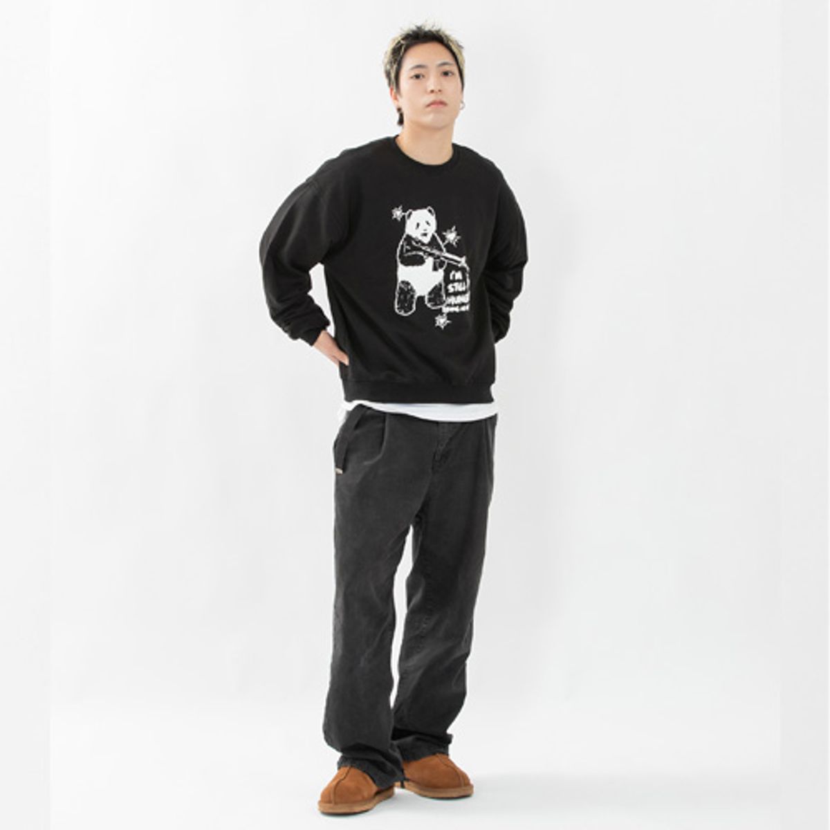 크루치(KRUCHI) HUNGRY PANDA SWEATSHIRT (BLACK)