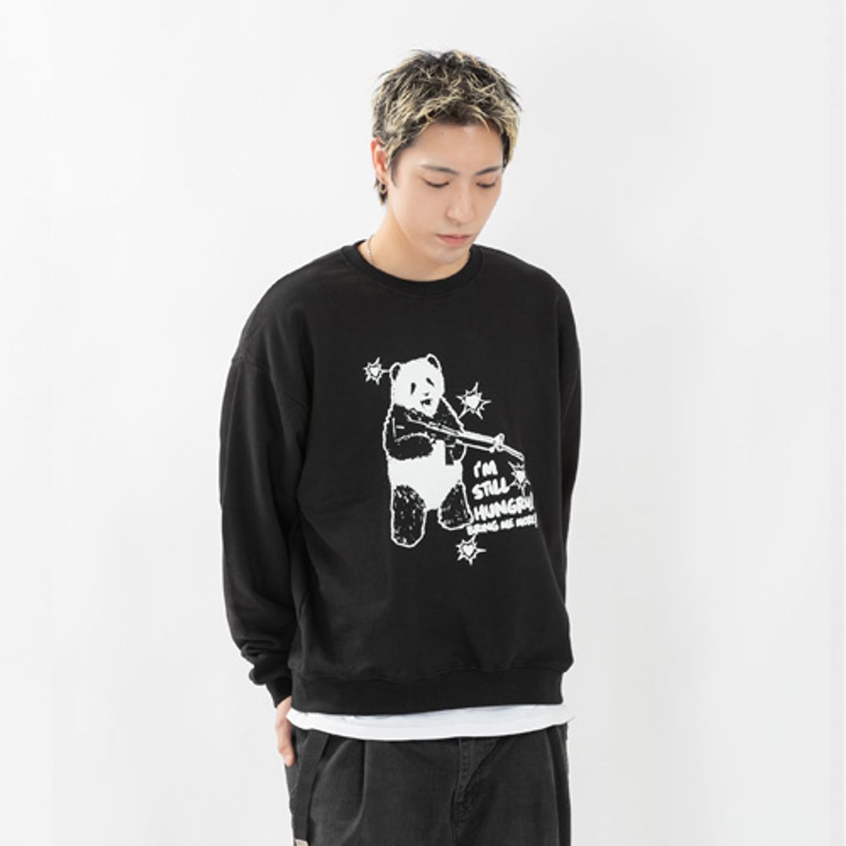 크루치(KRUCHI) HUNGRY PANDA SWEATSHIRT (BLACK)