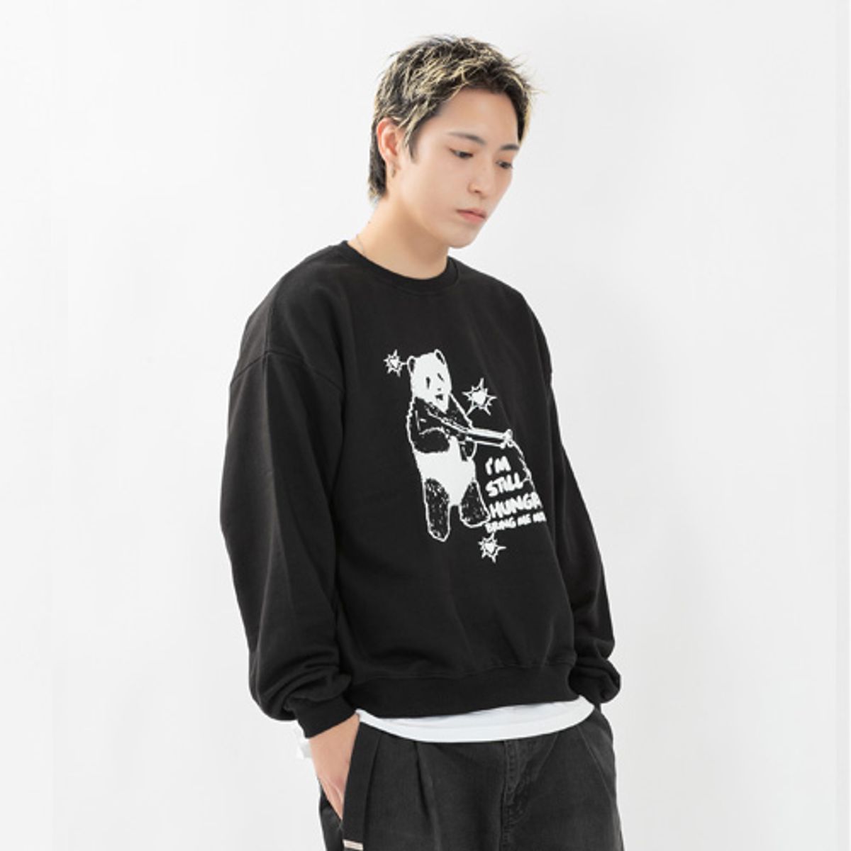 크루치(KRUCHI) HUNGRY PANDA SWEATSHIRT (BLACK)