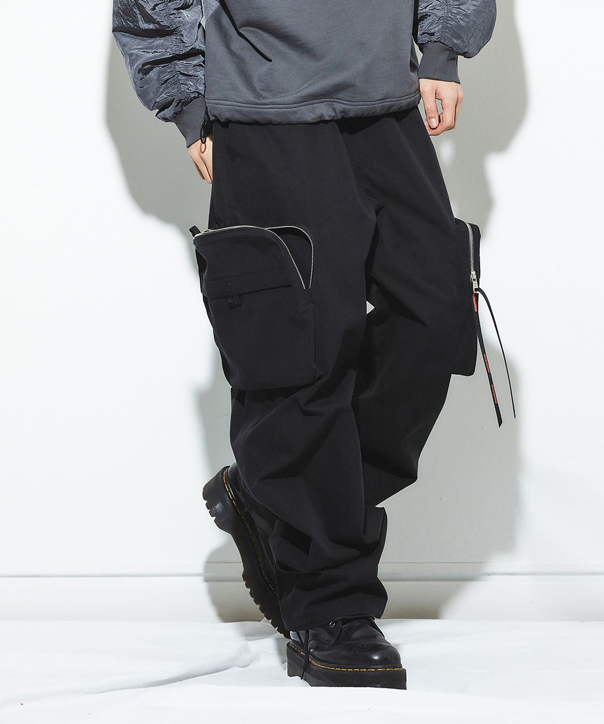 밀리밀리언(MILLIMILLION) BASALT BIG POCKET CARGO PANTS B04-BLACK