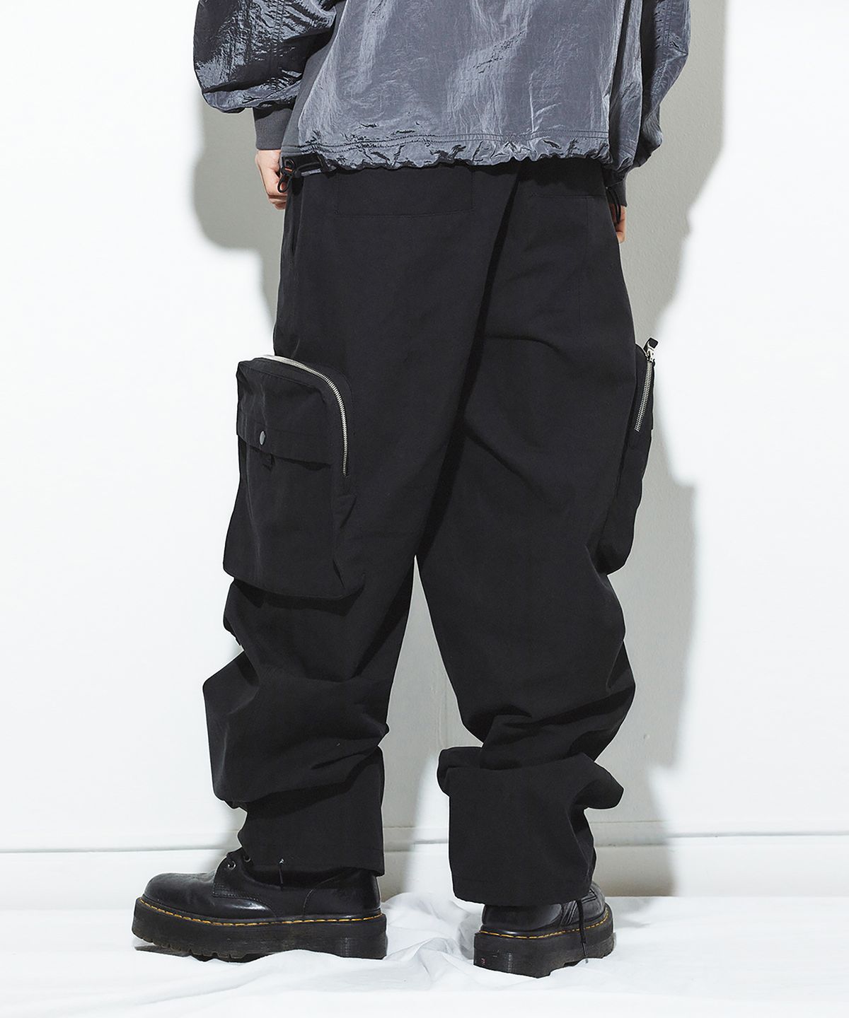 밀리밀리언(MILLIMILLION) BASALT BIG POCKET CARGO PANTS B04-BLACK