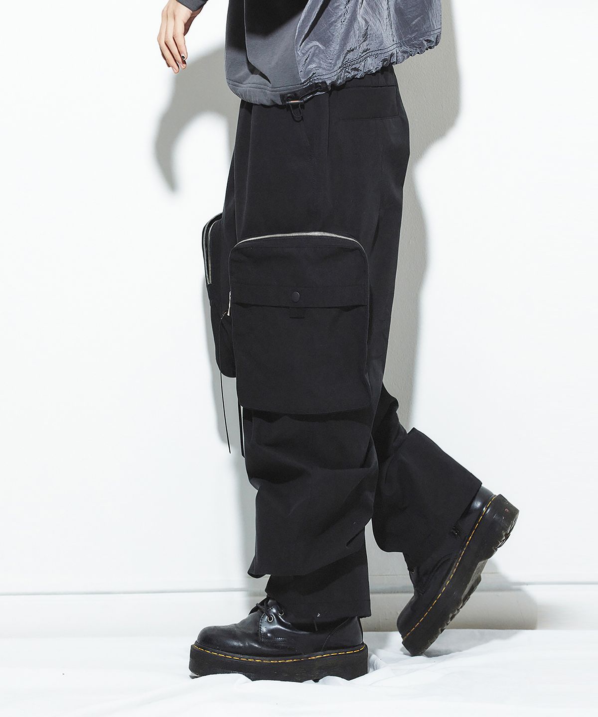 밀리밀리언(MILLIMILLION) BASALT BIG POCKET CARGO PANTS B04-BLACK