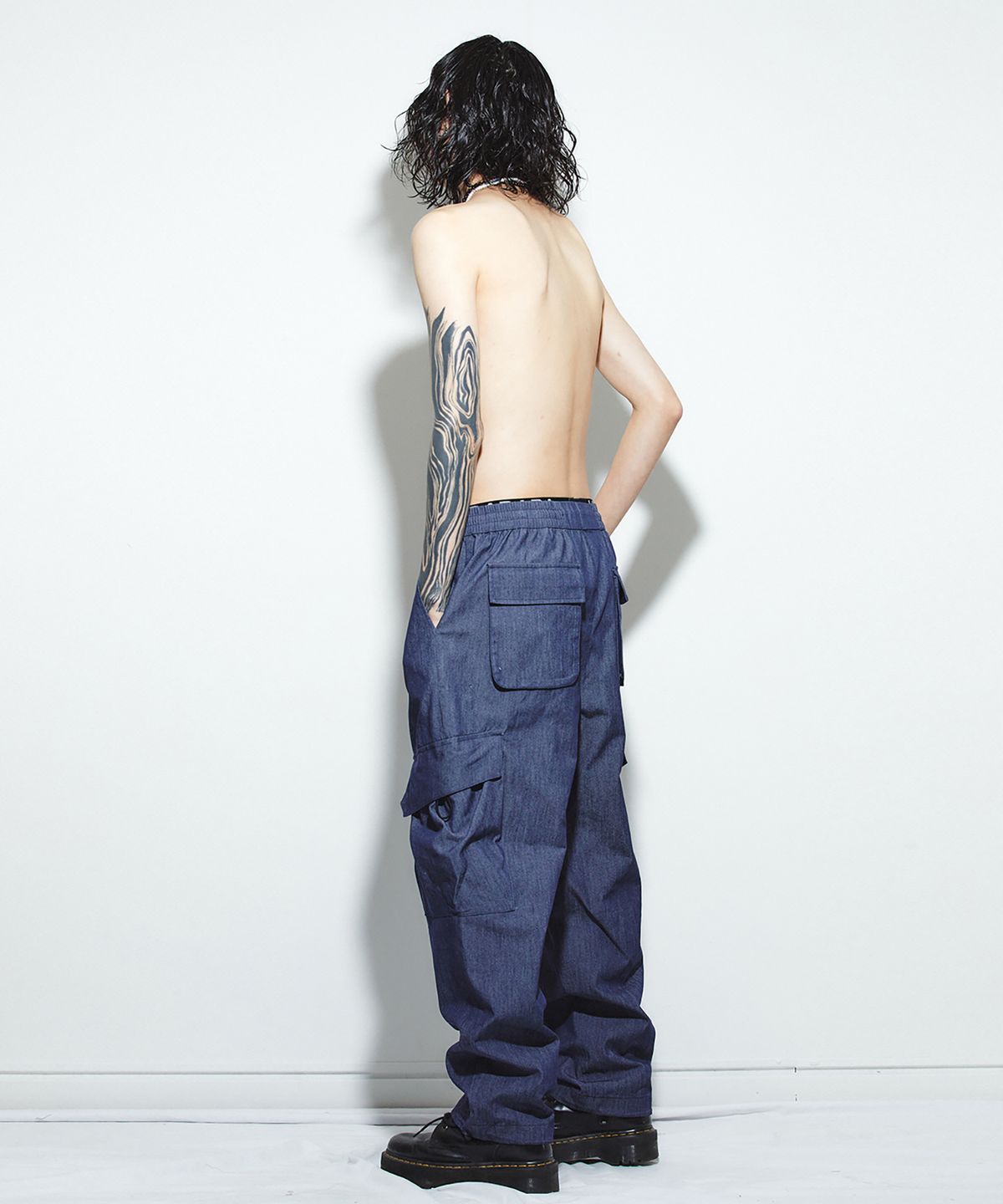 밀리밀리언(MILLIMILLION) BASALT DENIM LIKE CARGO PANTS B08-NAVY