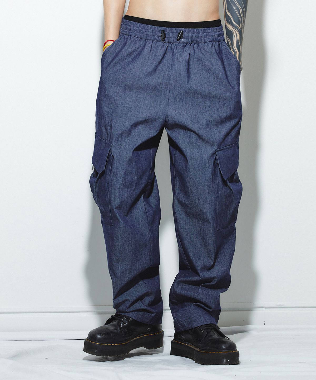 밀리밀리언(MILLIMILLION) BASALT DENIM LIKE CARGO PANTS B08-NAVY
