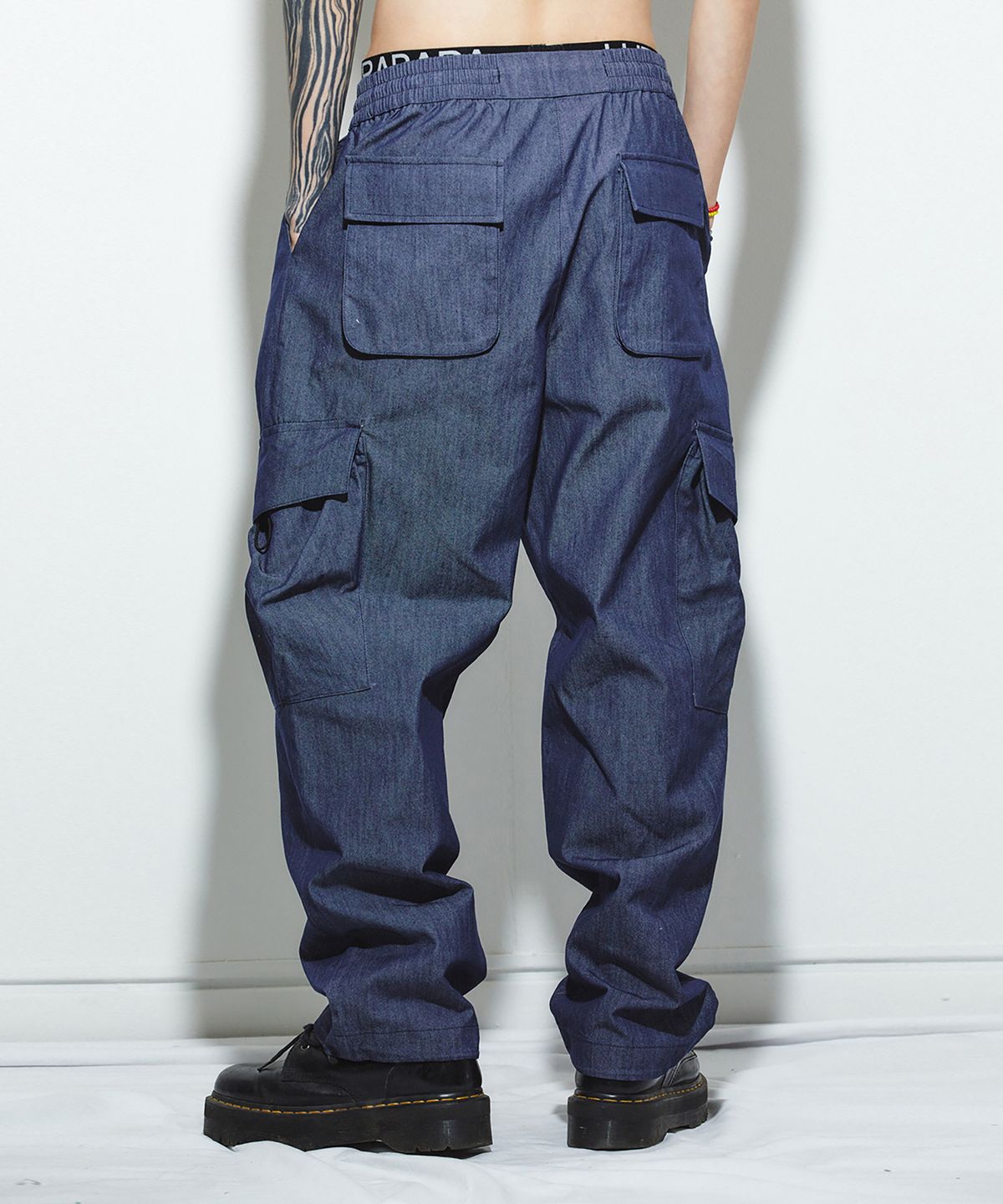 밀리밀리언(MILLIMILLION) BASALT DENIM LIKE CARGO PANTS B08-NAVY