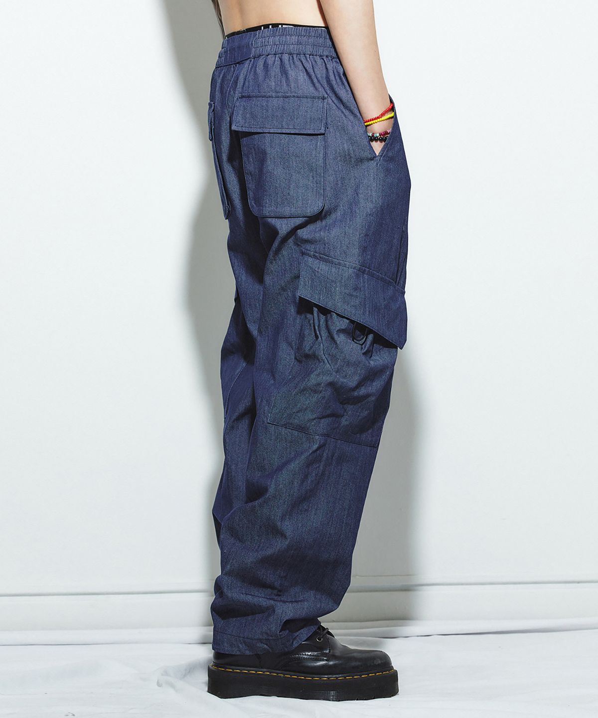 밀리밀리언(MILLIMILLION) BASALT DENIM LIKE CARGO PANTS B08-NAVY