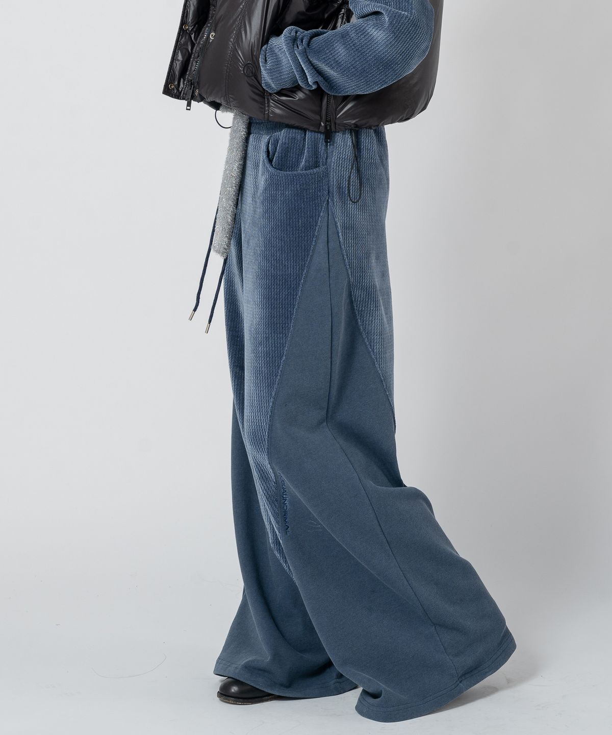 언유주얼 노말(UNUSUALNORMAL) MARTIN VELVET WIDE PANTS_NAVY