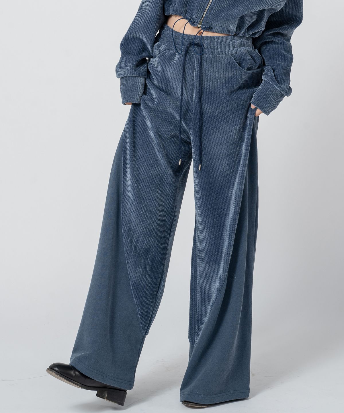 언유주얼 노말(UNUSUALNORMAL) MARTIN VELVET WIDE PANTS_NAVY