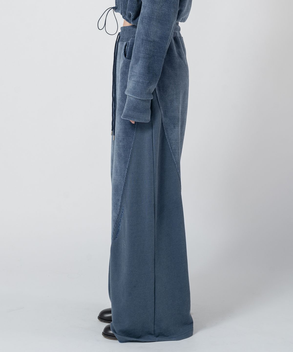 언유주얼 노말(UNUSUALNORMAL) MARTIN VELVET WIDE PANTS_NAVY