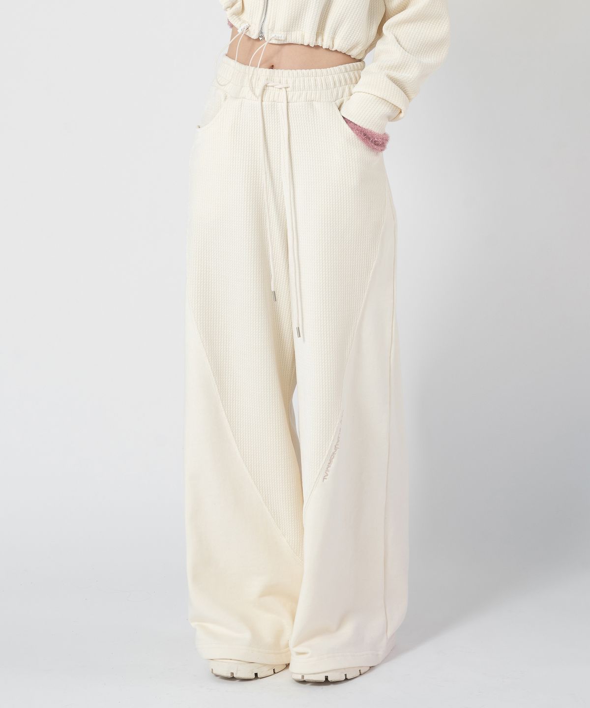 언유주얼 노말(UNUSUALNORMAL) MARTIN VELVET WIDE PANTS_IVORY