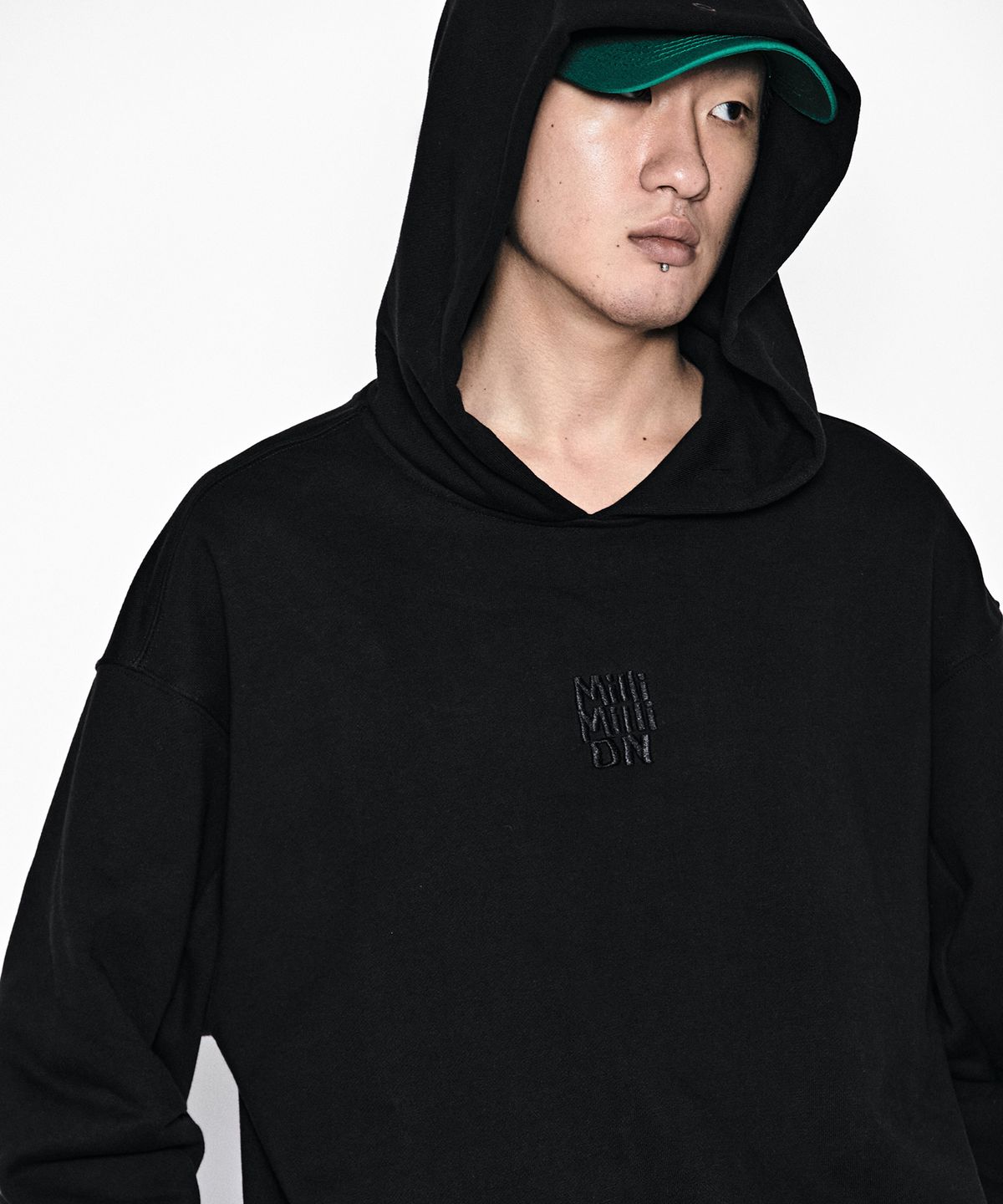 밀리밀리언(MILLIMILLION) COBBLESTONE SIGNATURE HOODY T21-BLACK