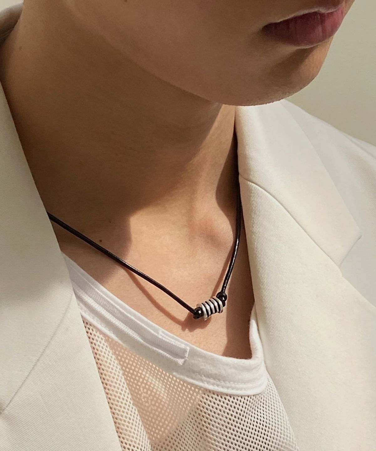 마즈(MAZ) 실버 라인 텍스쳐 링 레더 목걸이