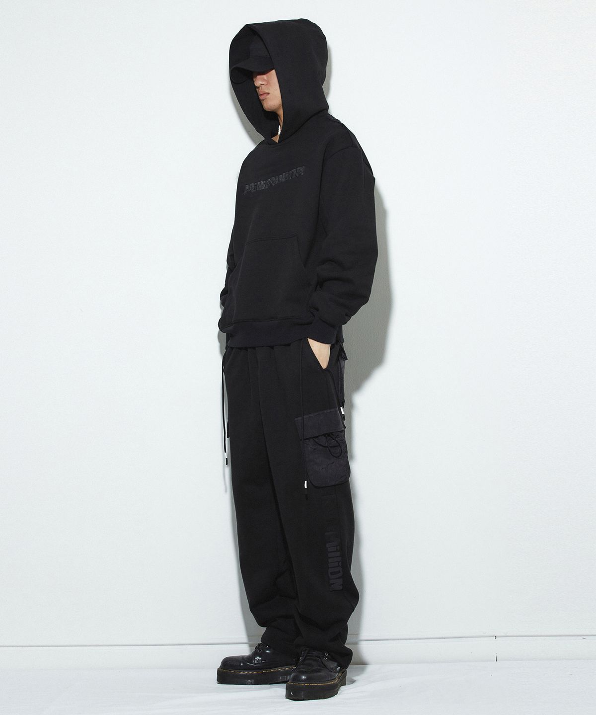 밀리밀리언(MILLIMILLION) COBBLESTONE SIGNATURE HOODY T10-BLACK