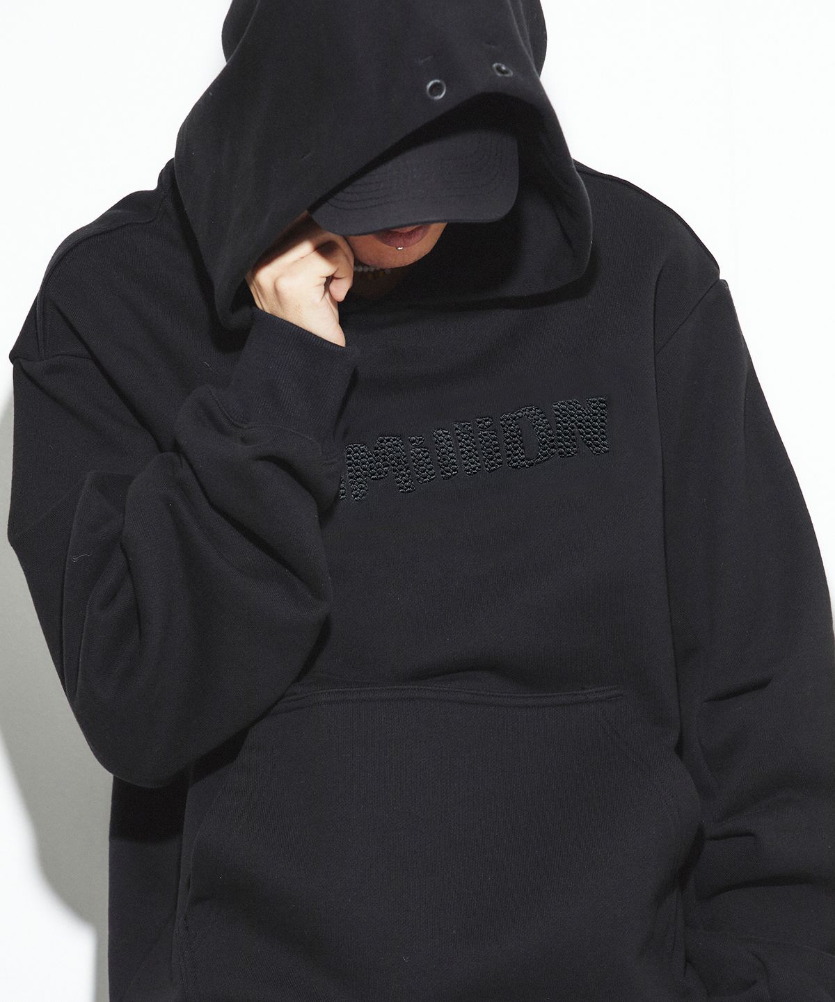 밀리밀리언(MILLIMILLION) COBBLESTONE SIGNATURE HOODY T10-BLACK