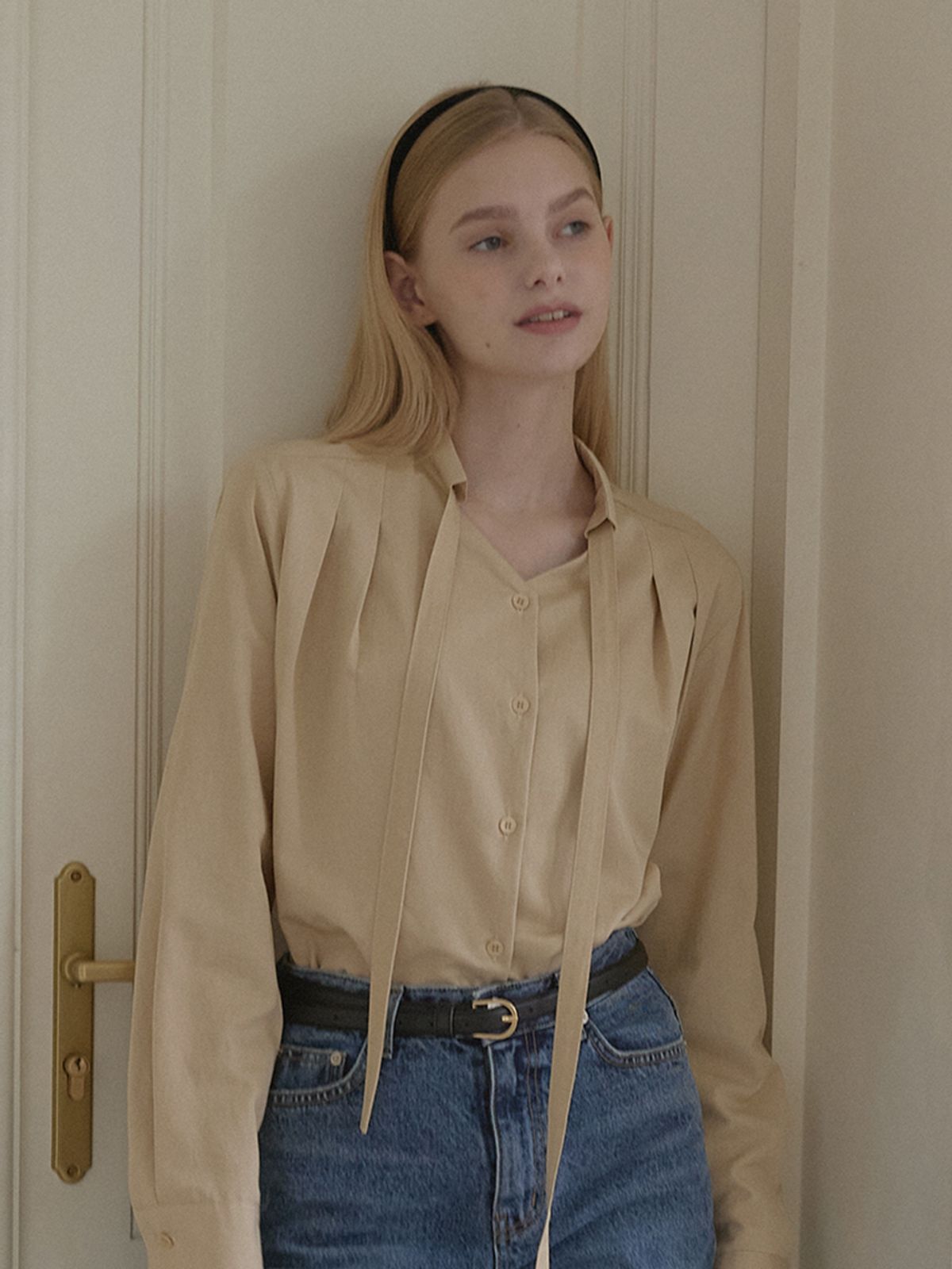 논로컬(NONLOCAL) Bow Tie Pintuck Blouse - Beige