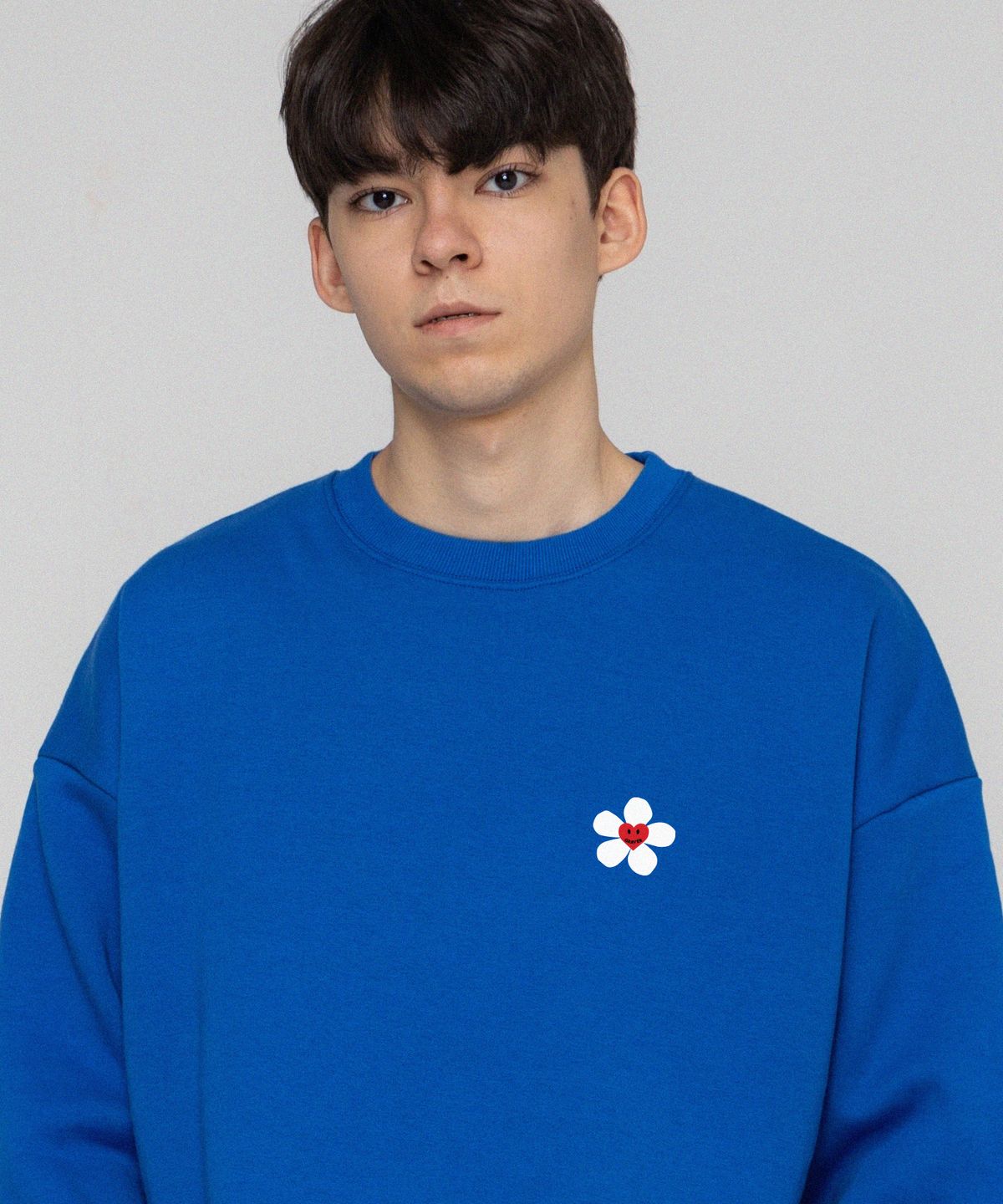 그레이버(GRAVER) [UNISEX]플라워하트 로고 스마일 맨투맨_코발트블루