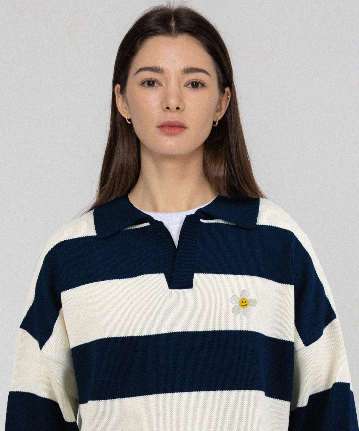 그레이버(GRAVER) [UNISEX]플라워도트 자수 스트라이프 카라 니트_네이비