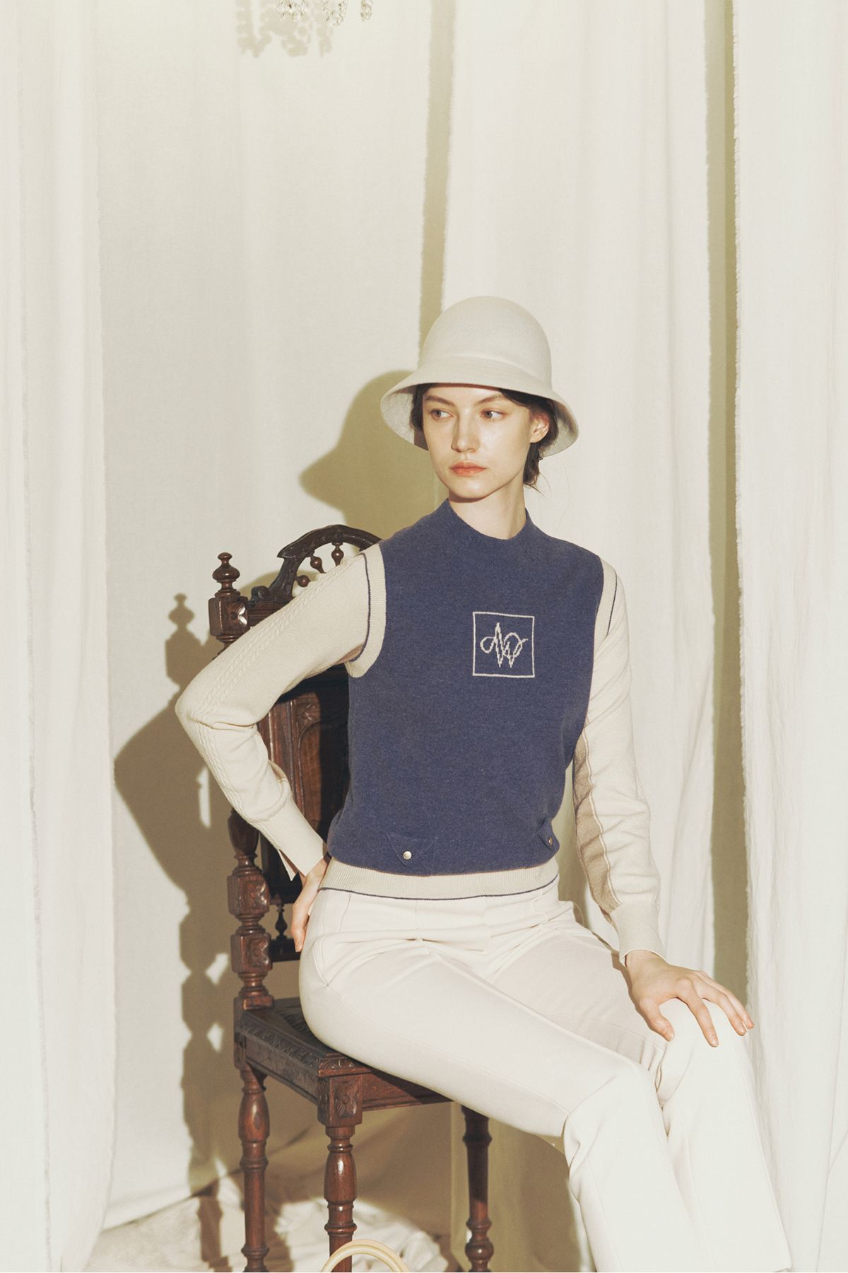 에이오더블유(AOW) SYMBOL HIGH-NECK KNIT VEST