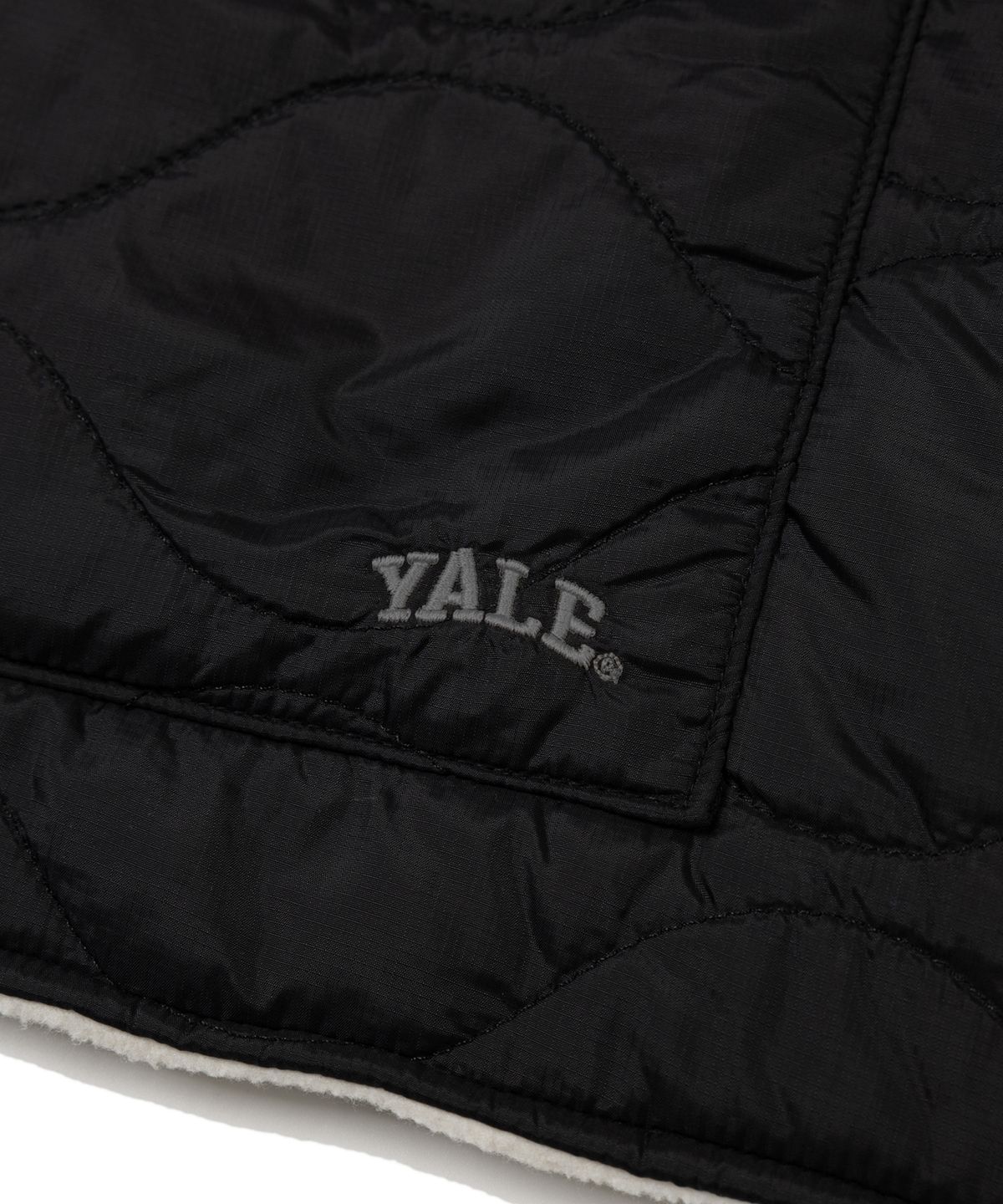 예일(YALE) [ONEMILE WEAR] 패딩 포켓 케이프 블랙/아이보리