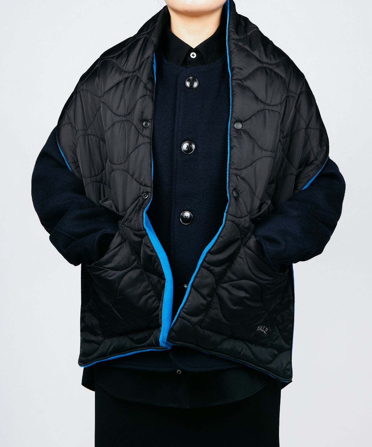 예일(YALE) [ONEMILE WEAR] 패딩 포켓 케이프 블랙/아이보리
