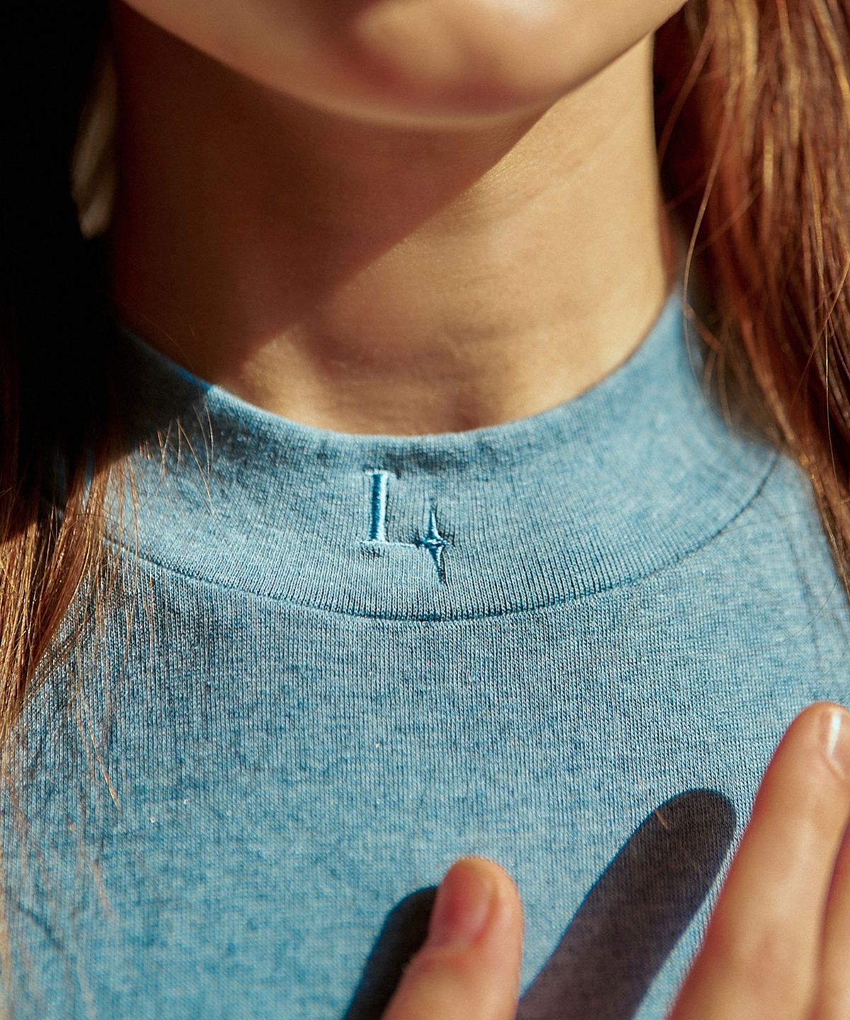 레트흐드레뚜왈(LETTRE DE LE TOILE) Sol high-neck logo t-shirt (stone blue)