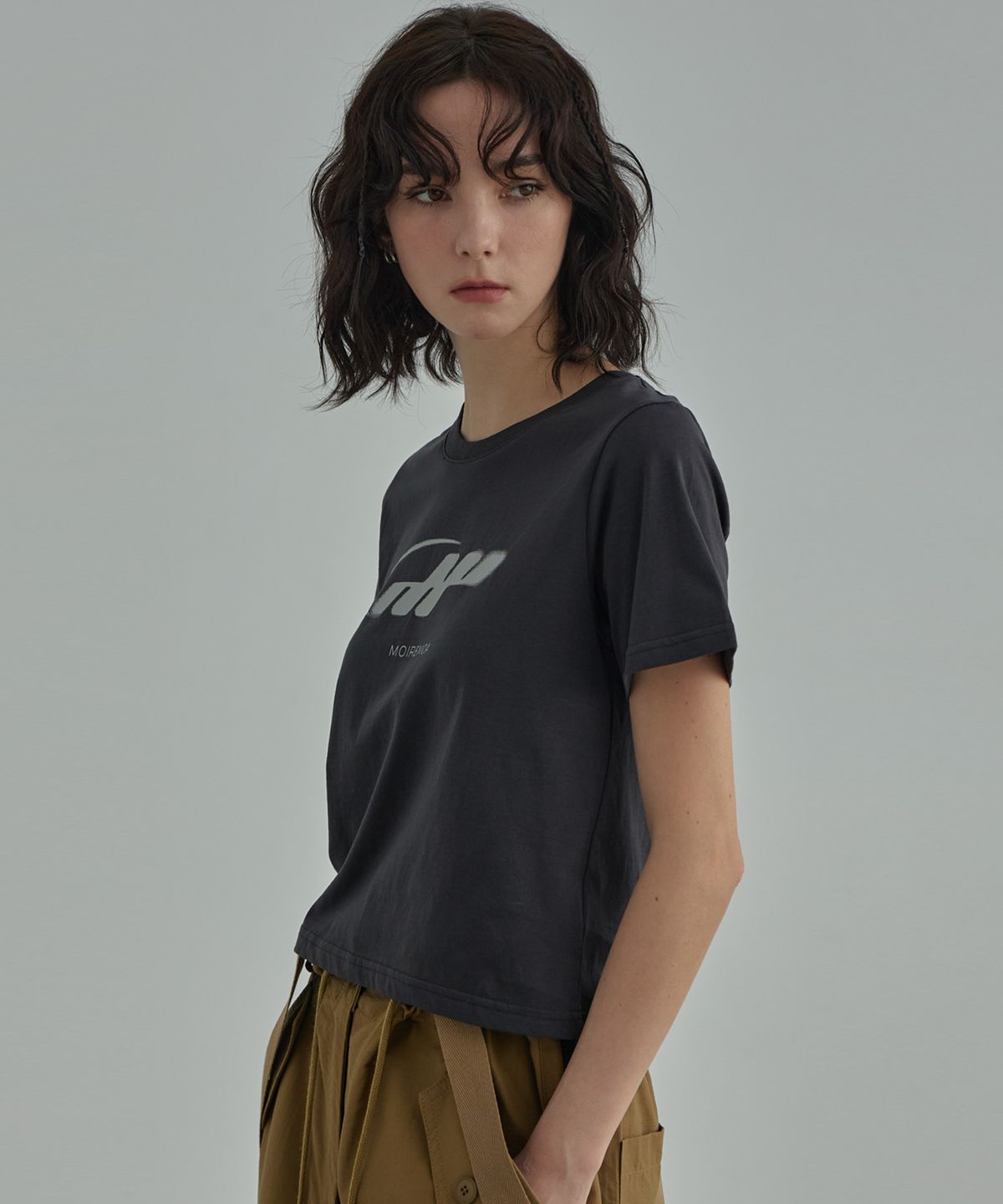 무아르모아(MOIREMOA) MM crop tee-charcoal
