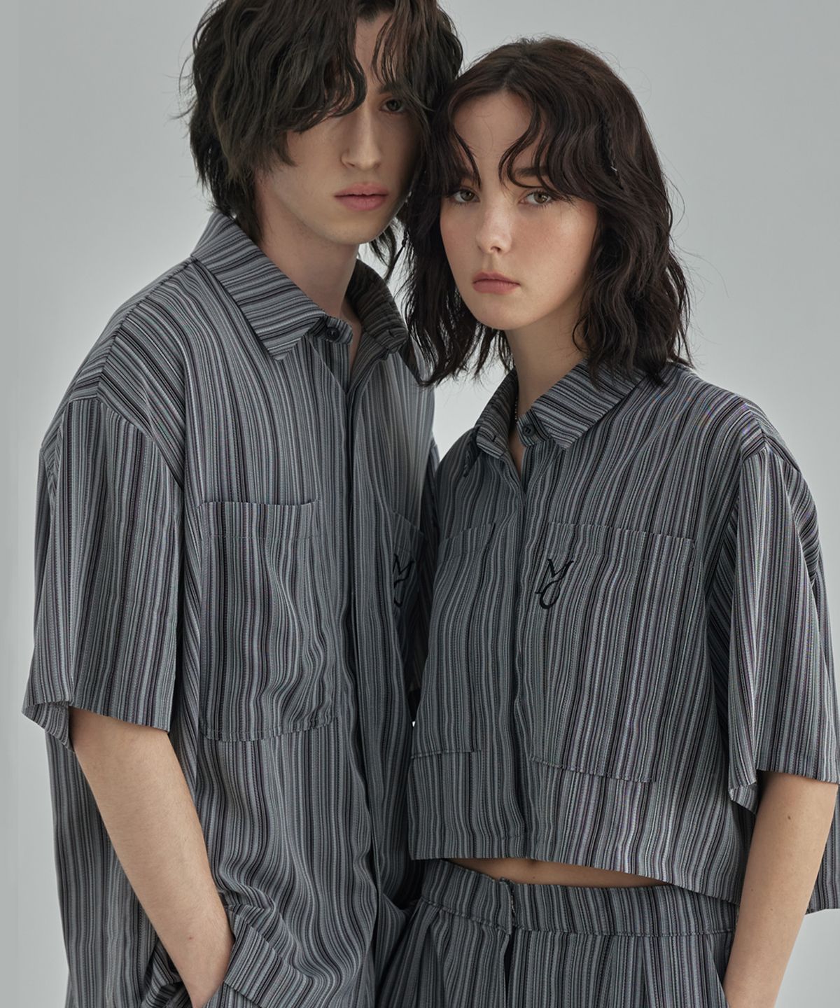 무아르모아(MOIREMOA) dotted S/T crop shirt - black