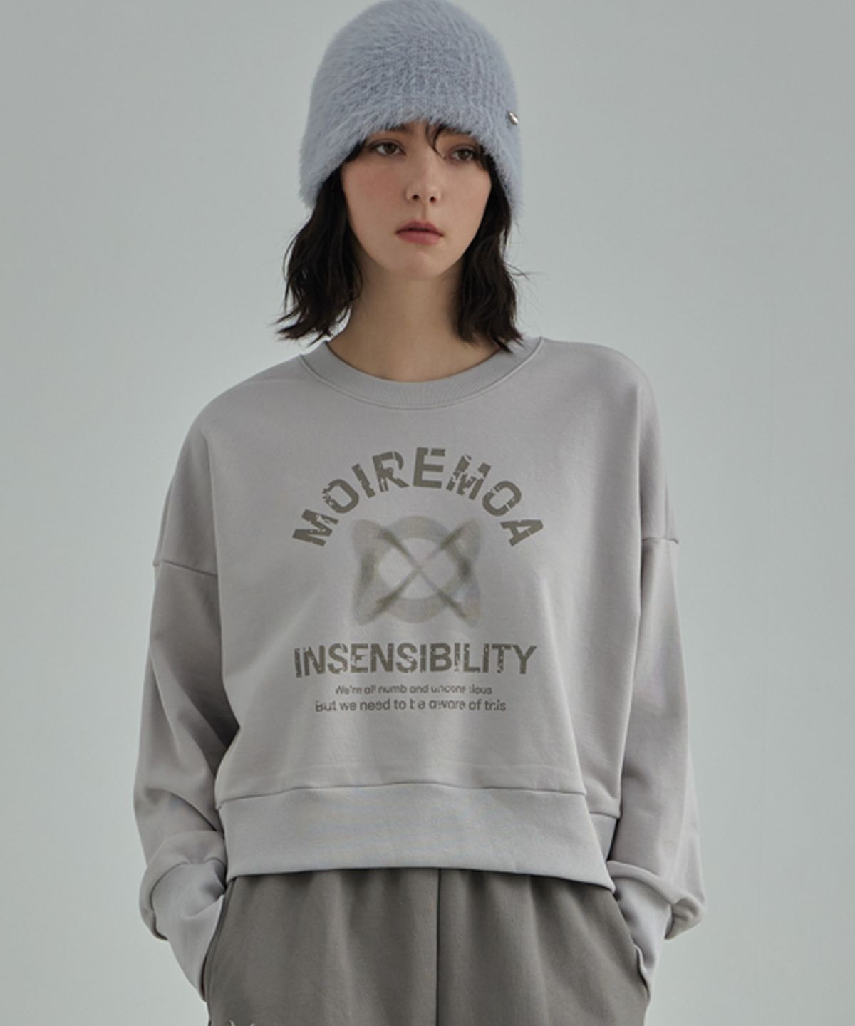 무아르모아(MOIREMOA) Fade crop sweatshirt -gray