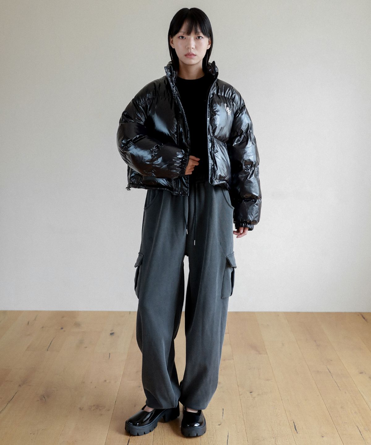 로시로우(LOSSYROW) Lossy  Glossy Crop Padding_black
