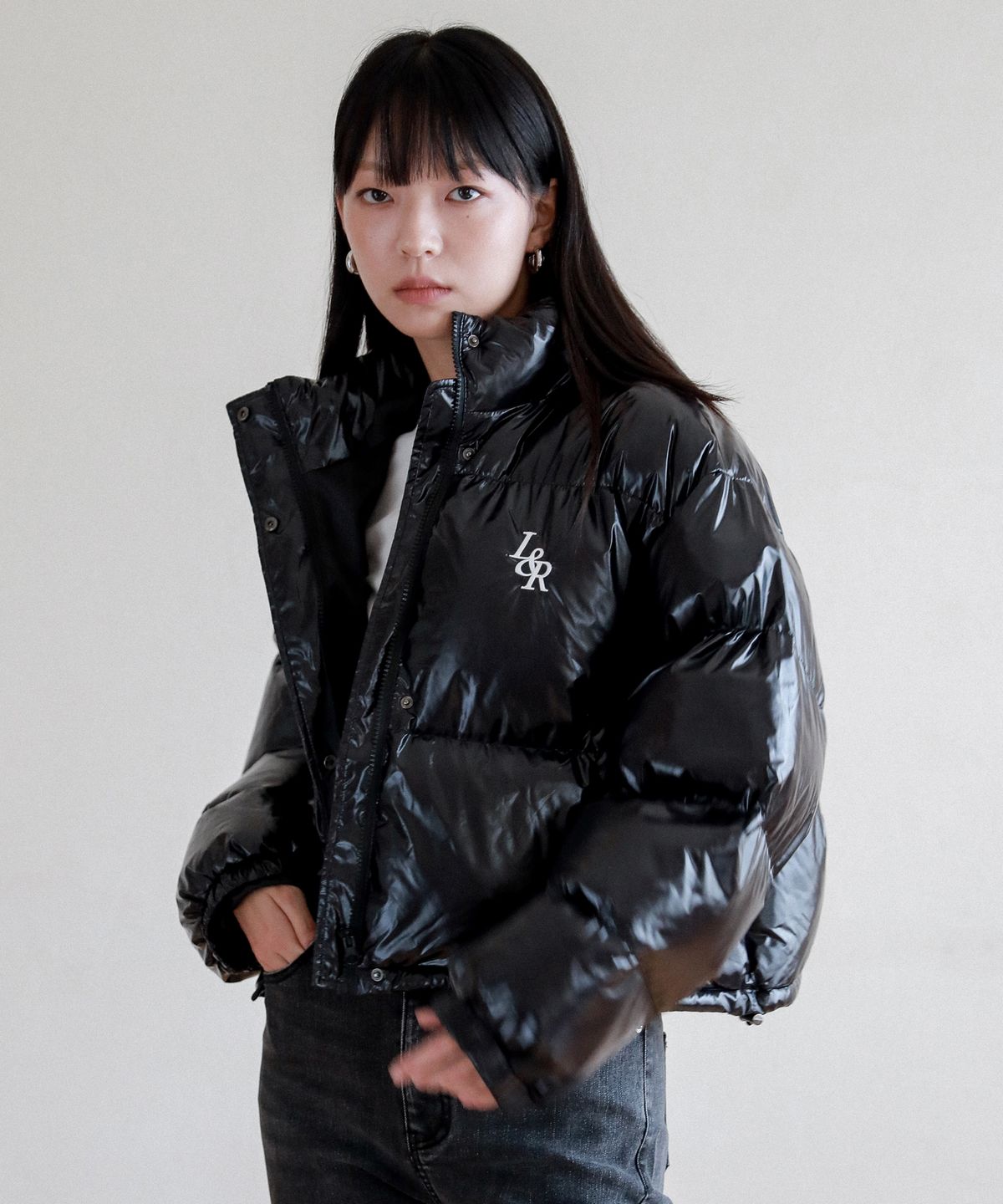 로시로우(LOSSYROW) Lossy  Glossy Crop Padding_black