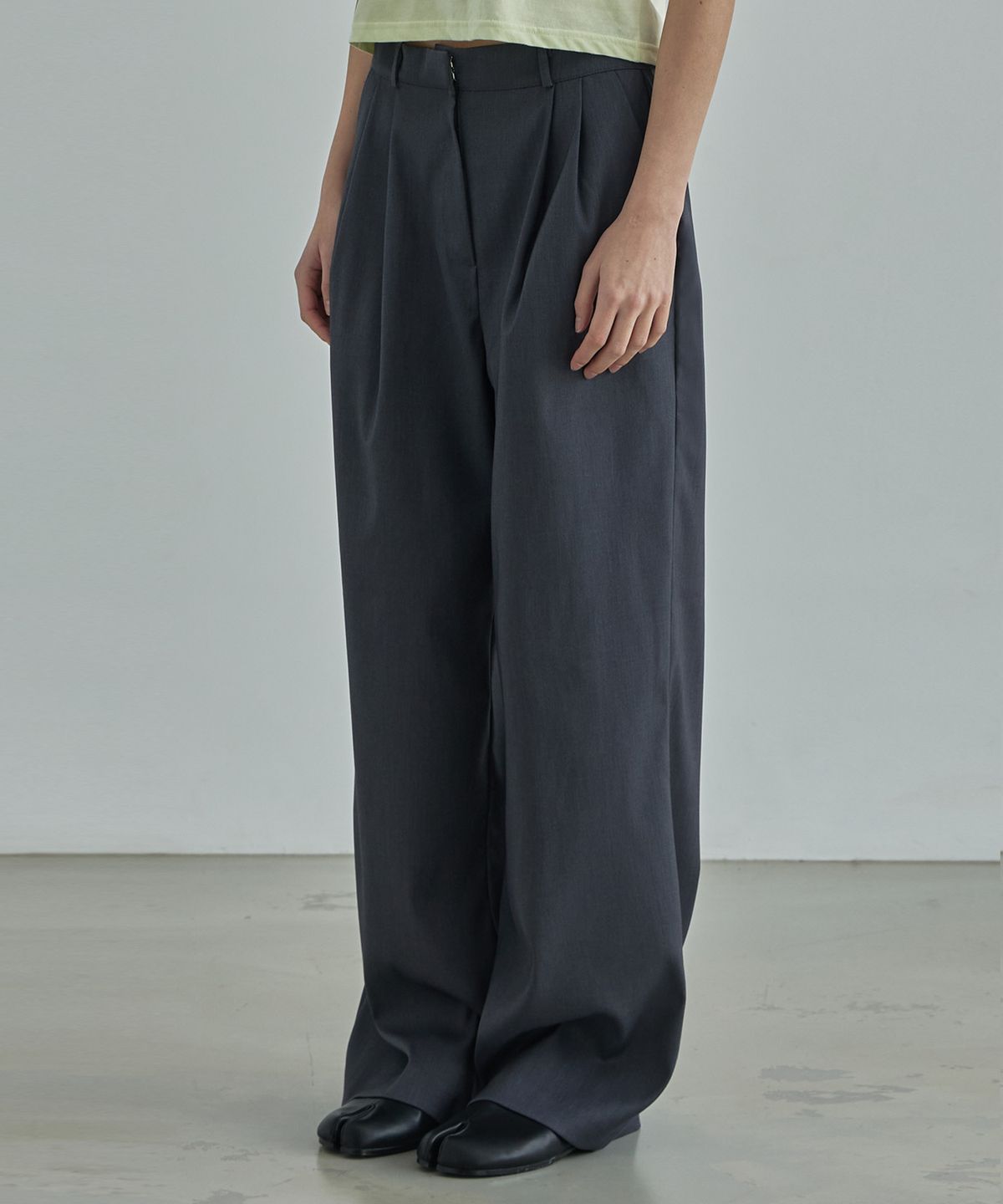 무아르모아(MOIREMOA) mono Basic wide pants-gray