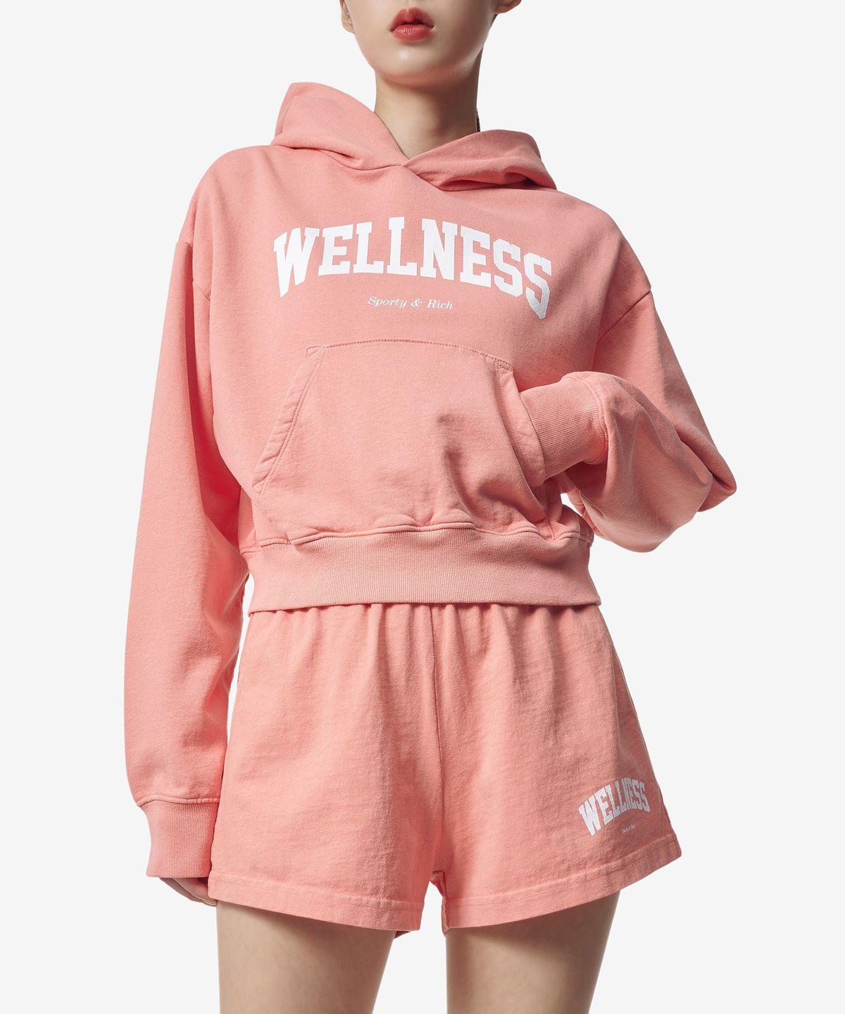 스포티앤리치(SPORTY&RICH) 크롭 웰니스 로고 프린트 후드 - 살몬 / HC881SM