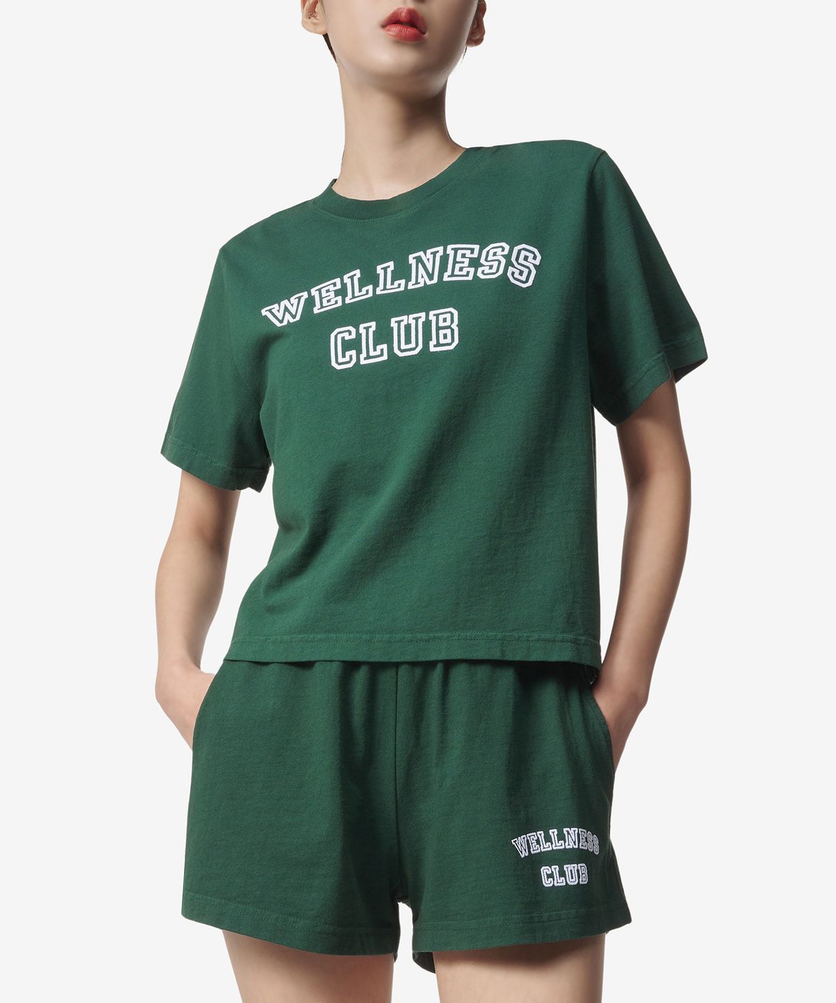 스포티앤리치(SPORTY&RICH) 크롭 웰니스 클럽 로고 반소매 티셔츠 - 그린 / TS874FO