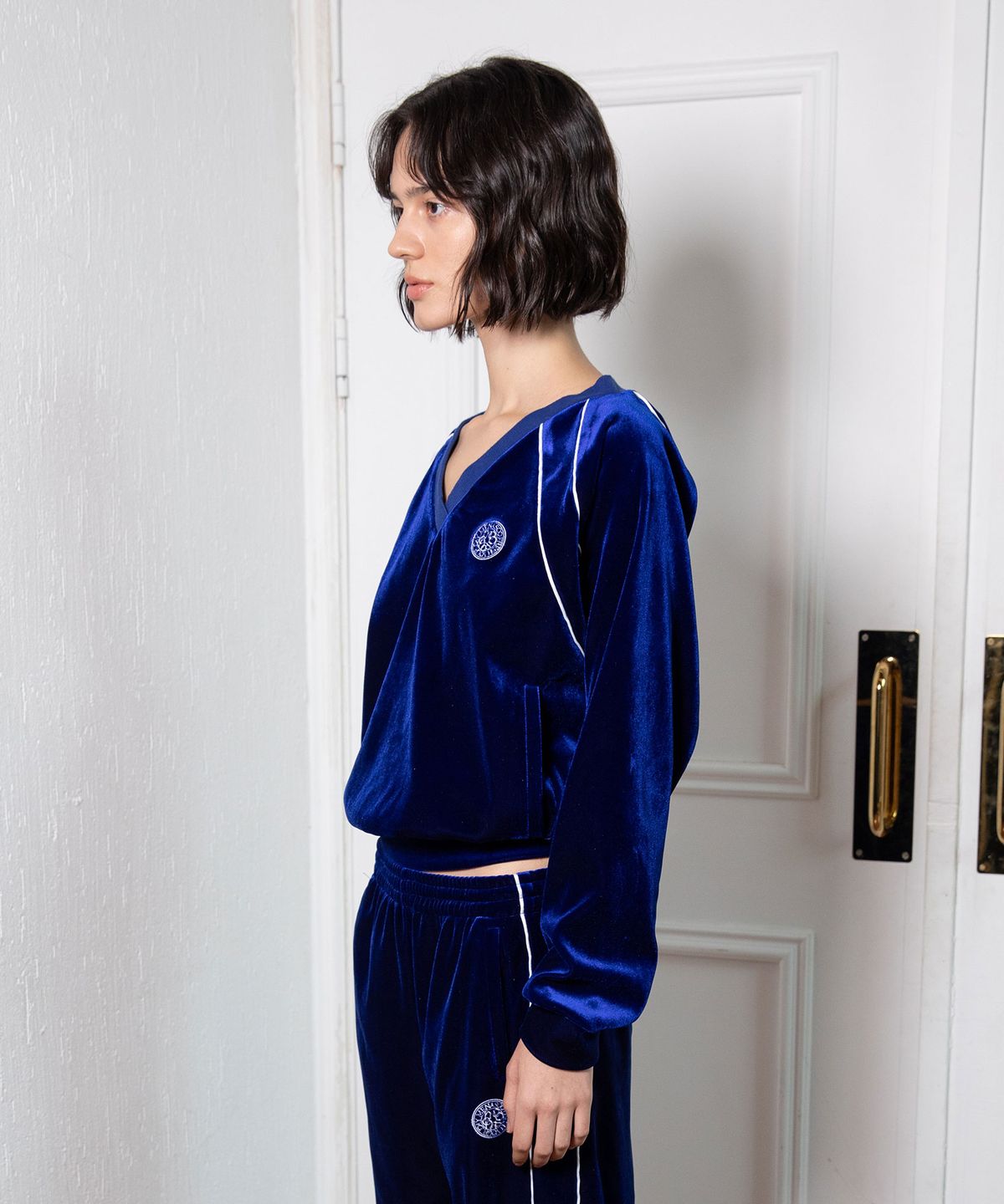 미나수(MENASOO) VELVET V-NECK  TOP_NAVY