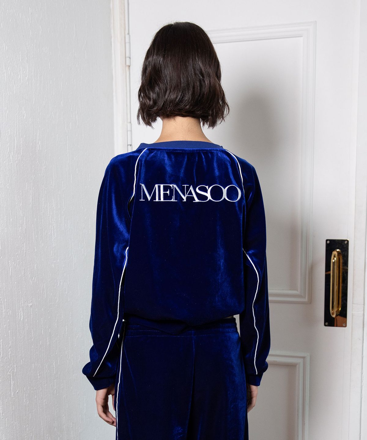 미나수(MENASOO) VELVET V-NECK  TOP_NAVY