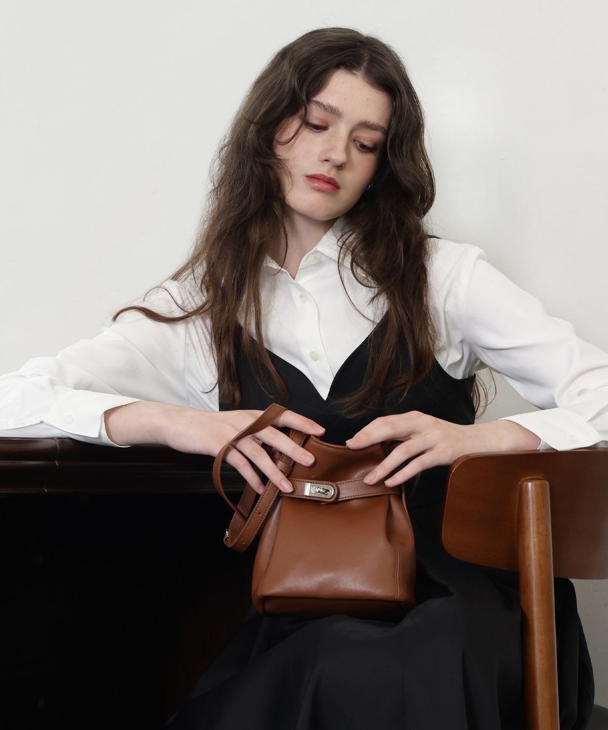 러브참(LOVECHARM) [밀라 아뮬렛 버킷백_브라운] Mila Amulet Bucket Bag _Brown