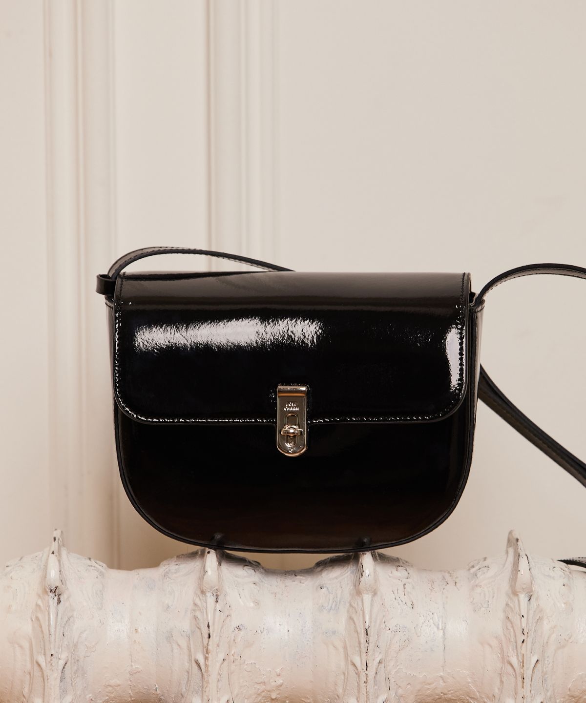 러브참(LOVECHARM) [사라 새들백_블랙] Sara Saddle Bag_Black