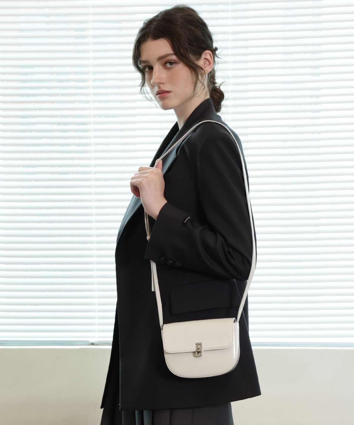 러브참(LOVECHARM) [사라 새들백_화이트] Sara Saddle Bag_White