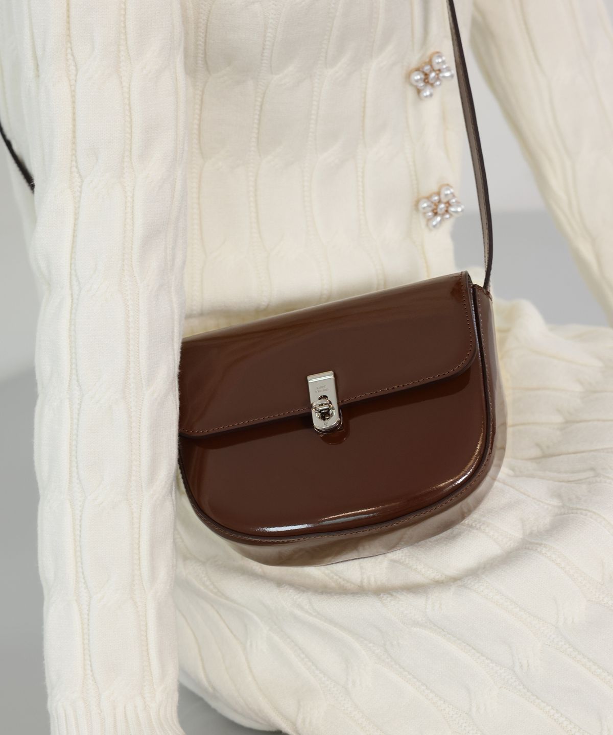 러브참(LOVECHARM) [사라 새들백_초코] Sara Saddle Bag_Choco