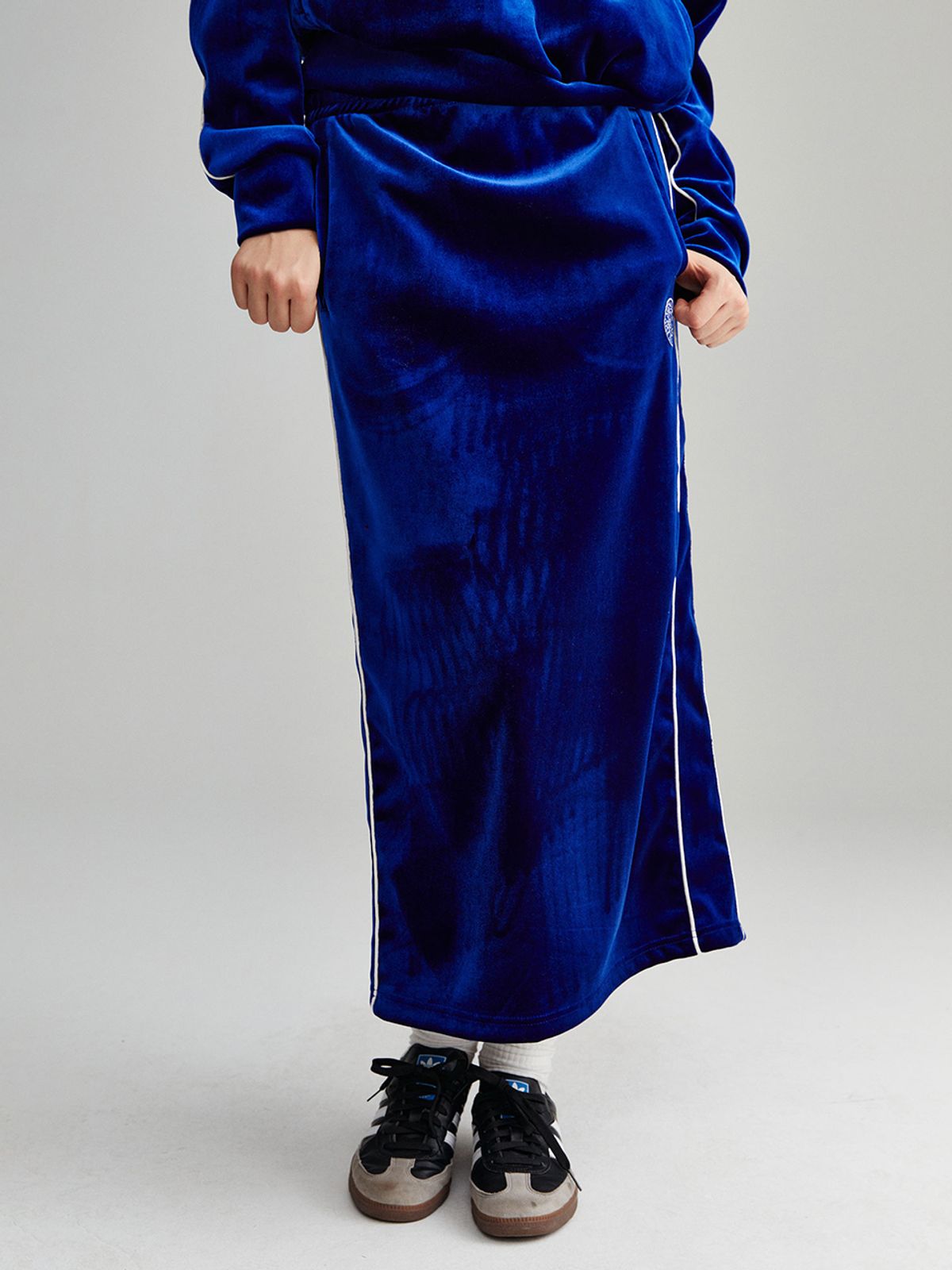 미나수(MENASOO) VELVET TRACK LONG SKIRT_NAVY