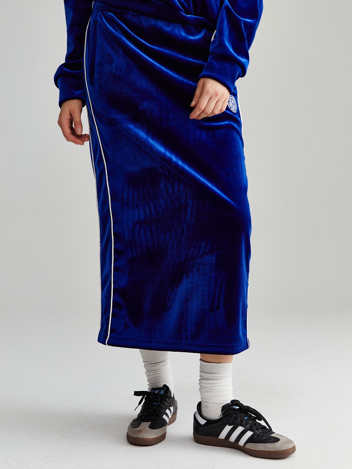 미나수(MENASOO) VELVET TRACK LONG SKIRT_NAVY