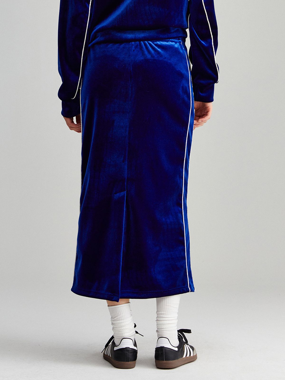 미나수(MENASOO) VELVET TRACK LONG SKIRT_NAVY