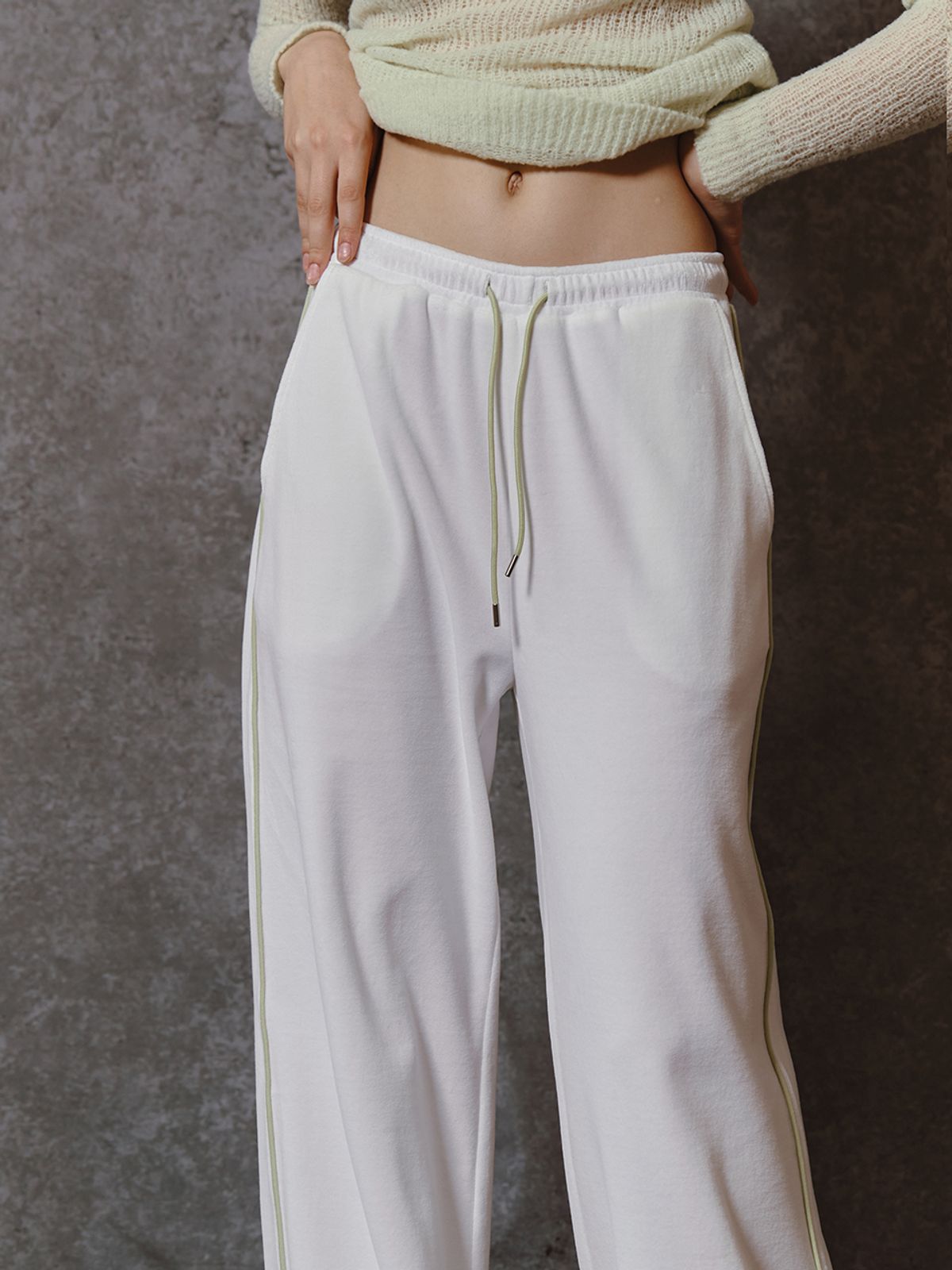 민더리(MEENDERI) PIPING VELVET JOGGER PANTS - WHITE