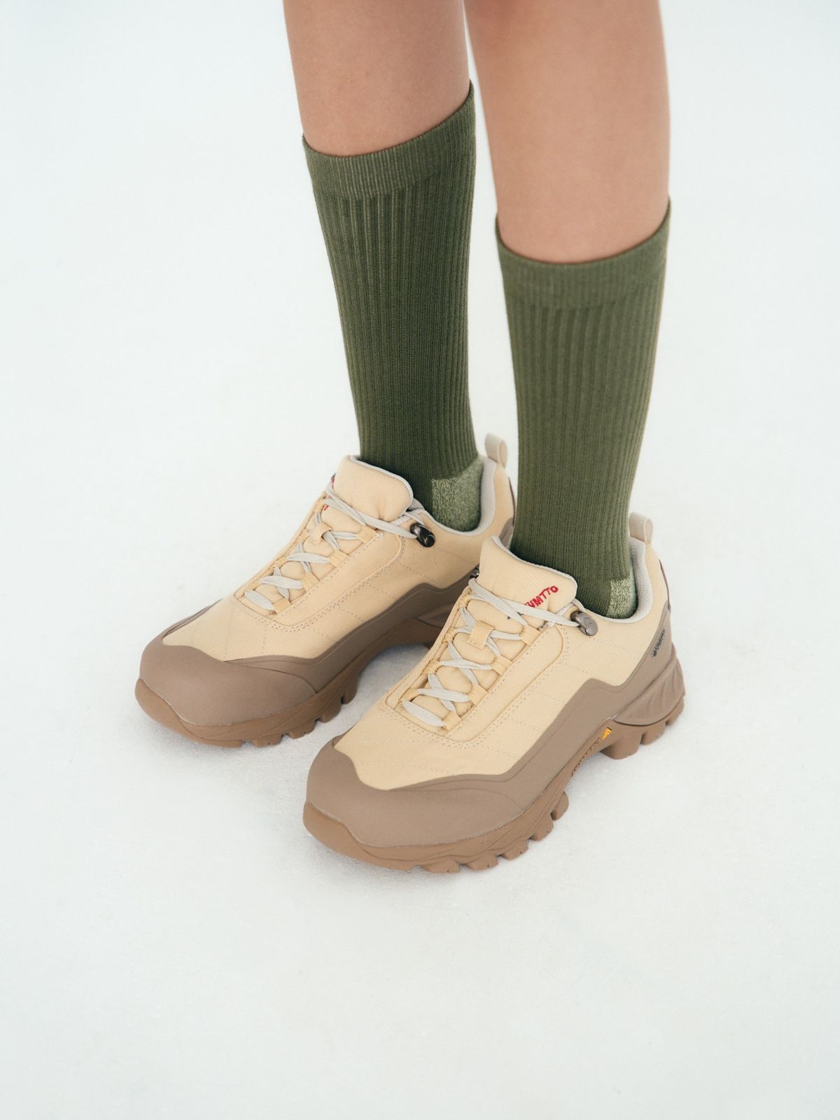 험토(HUMTTO) 남성 로우 트레킹화 카너 EVT (Beige)