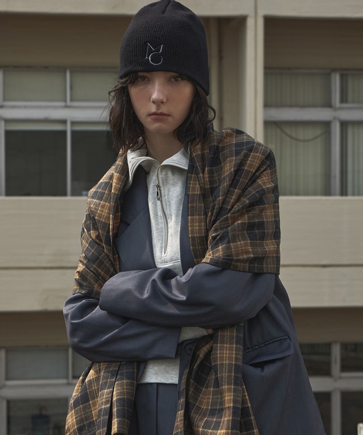 무아르모아(MOIREMOA) MO logo knit beanie-black