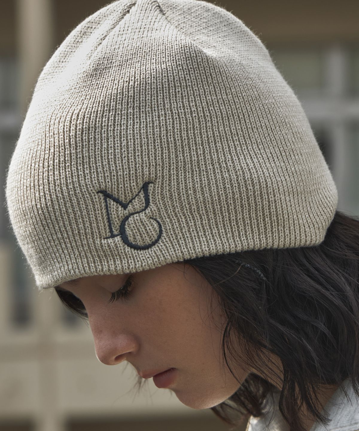 무아르모아(MOIREMOA) MO logo knit beanie-beige