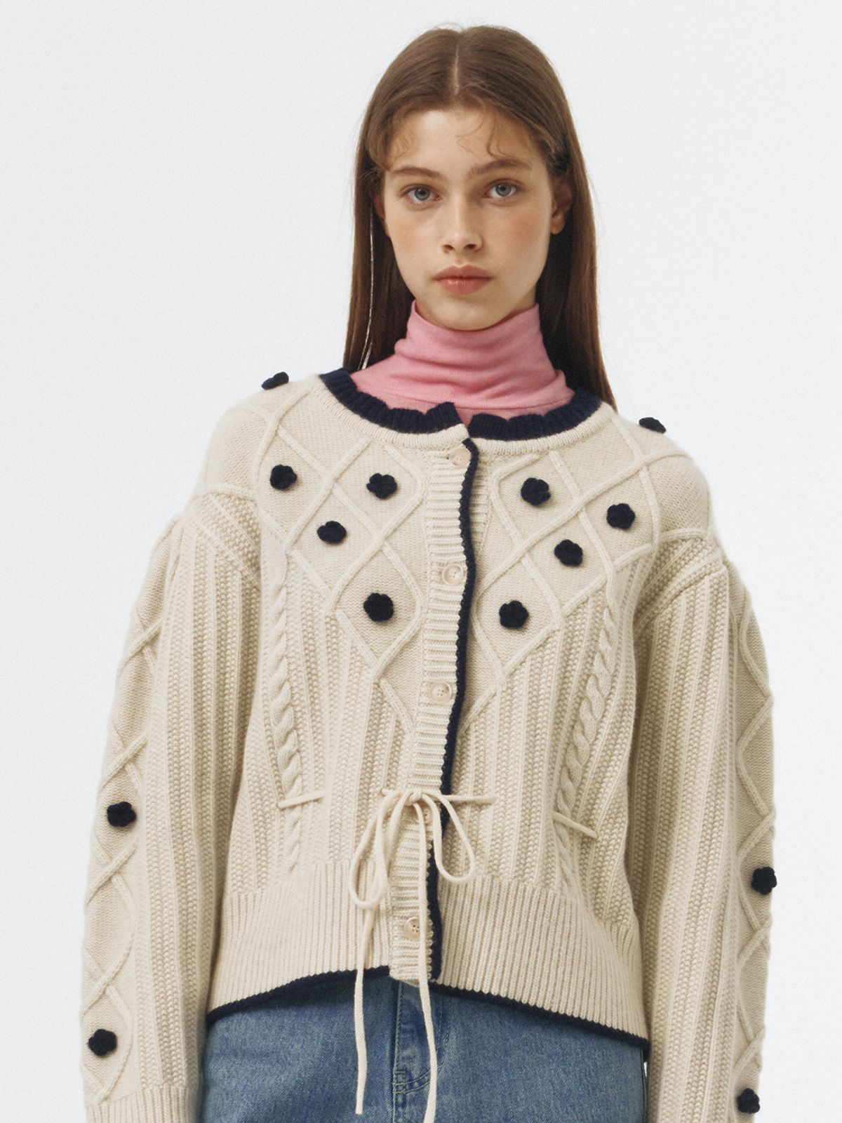 오더먼트 바이 보카바카(OTHEMENT BY VOCAVACA) Flower Pompom Cable Knit Cardigan VC239OCD004M