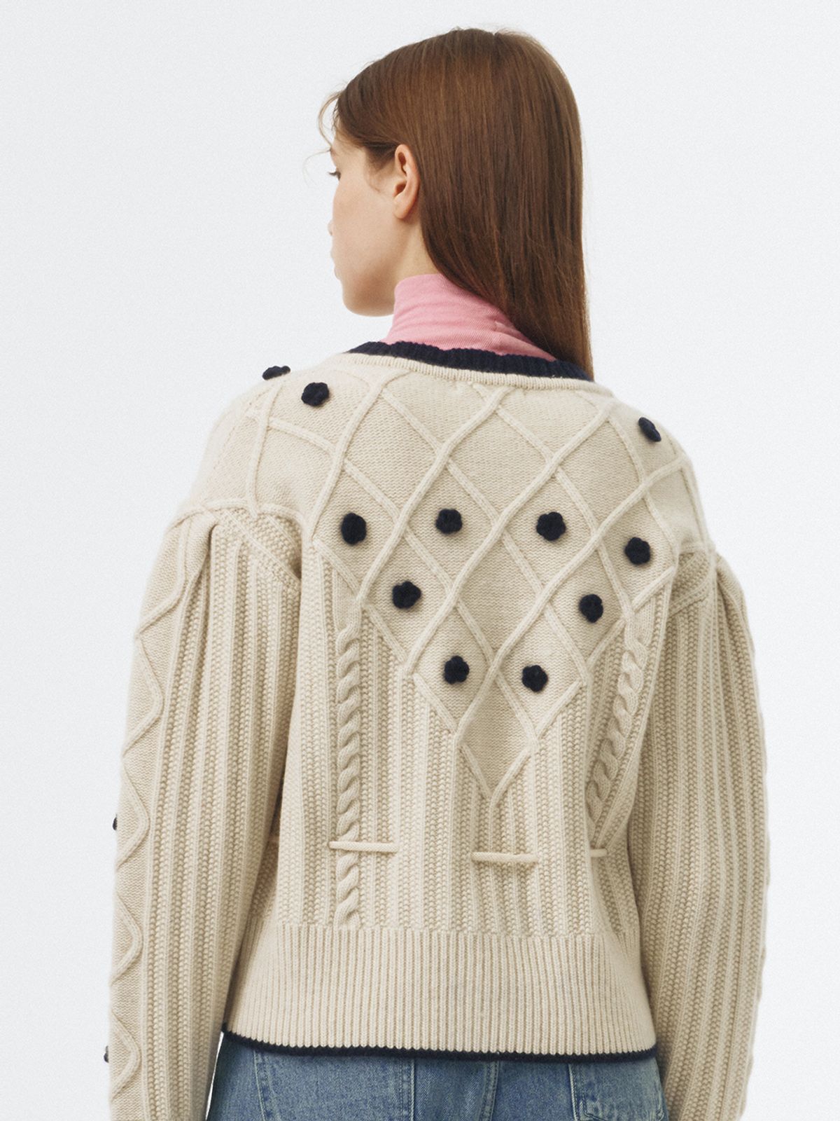 오더먼트 바이 보카바카(OTHEMENT BY VOCAVACA) Flower Pompom Cable Knit Cardigan VC239OCD004M