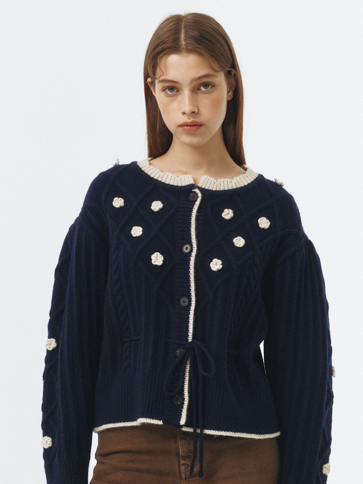 오더먼트 바이 보카바카(OTHEMENT BY VOCAVACA) Flower Pompom Cable Knit Cardigan VC239OCD004M