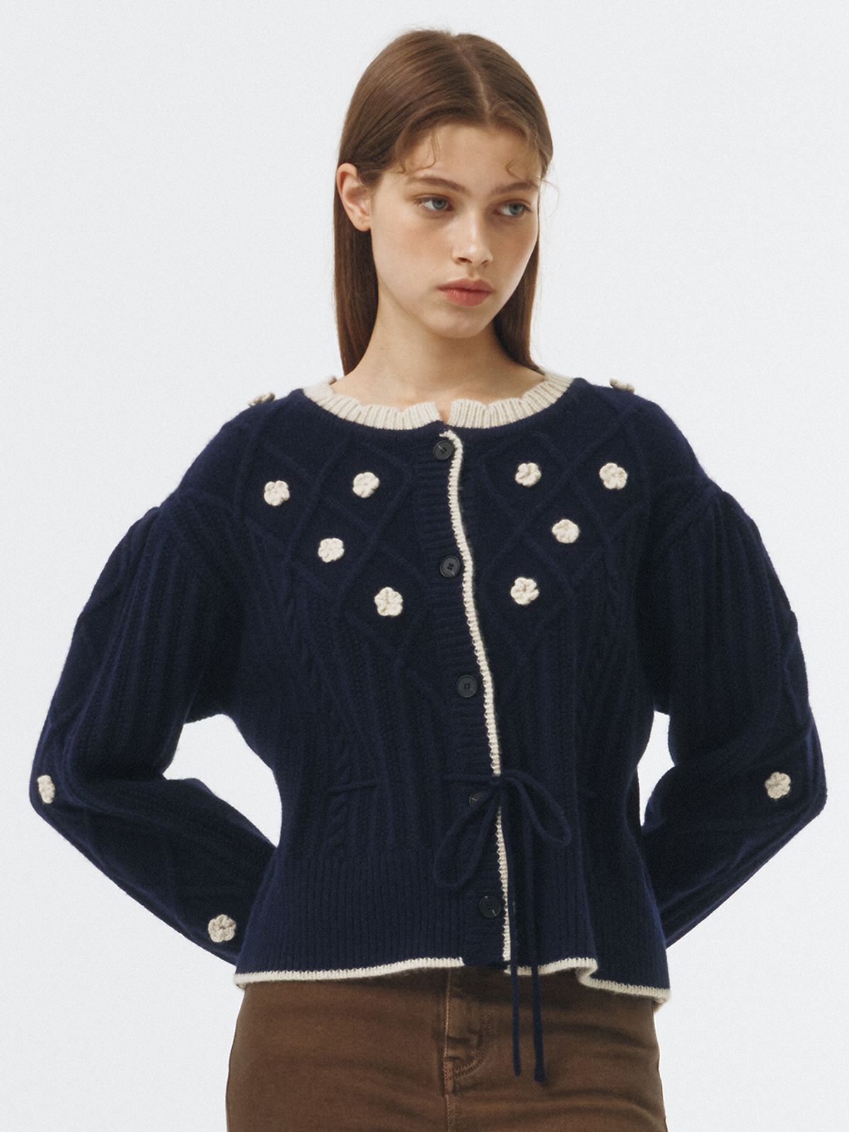 오더먼트 바이 보카바카(OTHEMENT BY VOCAVACA) Flower Pompom Cable Knit Cardigan VC239OCD004M